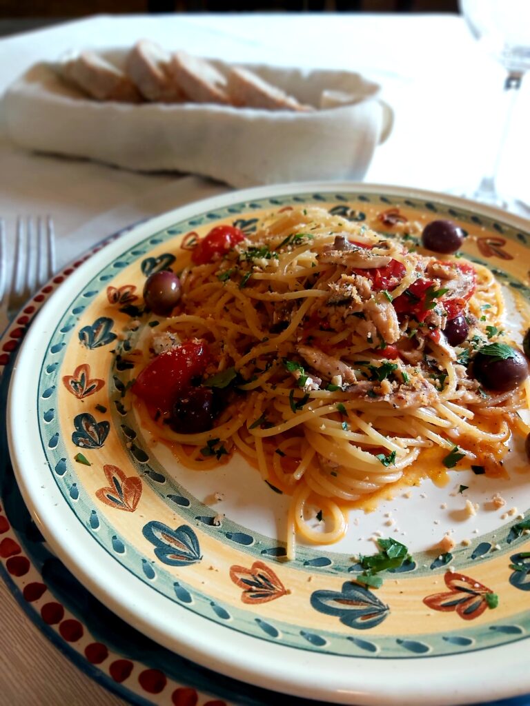 Spaghetti fumanti con alici fresche di Cetara, pomodorini, olive e prezzemolo.