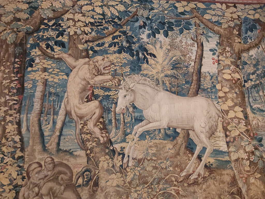 L'Isola Bella e l'Unicorno dei Borromeo. L'unicorno è elemento decorativo di arazzi, porcellane, pavimenti e di qualsiasi altra oggettistica del palazzo.