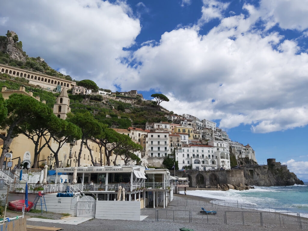 La Costiera Amalfitana coi suoi speroni protesi verso il mare, variopinti di case pastello e dal verde della lussureggiante macchia mediterranea.